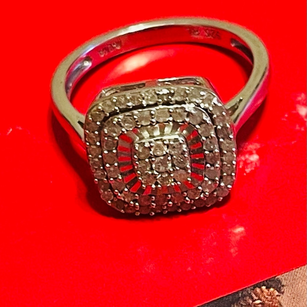 Beautiful brand new ring size 7 one carat white gold
